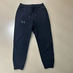 Under Armour 黒 スリムフィットジャージ