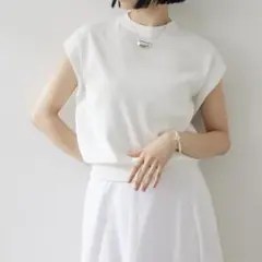 2025 ウィムガゼット　クルーネックノースリーブプルオーバー