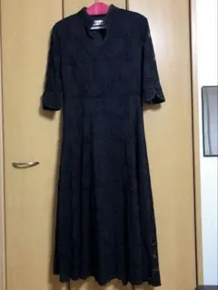 黒のレース膝丈ワンピース