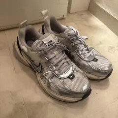 美品　NIKE ウィメンズ V2K RUN スニーカー 24.5cm