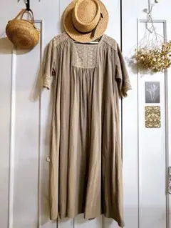 ベージュ 七分袖 ロングワンピース レース装飾