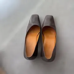 ENZO ANGIOLINIの茶系のスクエアトウのパンプスのサムネイル