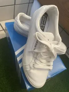 adidasアディダス　スニーカー