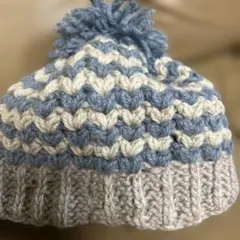 ポンポン付き青とグレーの編み帽子 ハンドメイド
