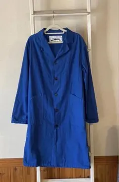青いボタン付きコート