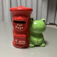 赤い郵便ポストと緑のカエル置物 貯金箱