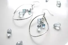 ＊淡いロンドンブルーの水滴が揺れるピアス＊