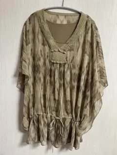 カーキ系模様の半袖チュニック