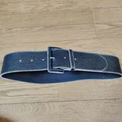 シンプルな黒のレザーベルト