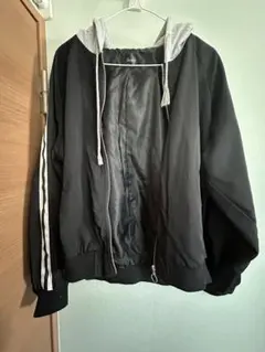 フード付きブラックジャケット