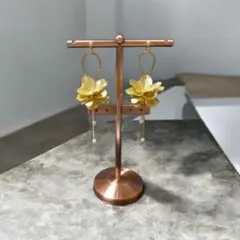 No.136　大ぶりメタルフラワー2連マットゴールドピアス（イヤリング変更可）