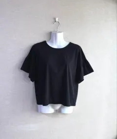 UNIQLO シンプルカットソー　黒　フリル袖のサムネイル