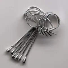 エレガントな銀色ブローチ