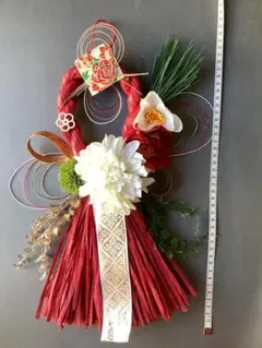 赤いしめ縄飾り 花飾り付き