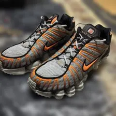 Nike Shox グレー/オレンジ スニーカー