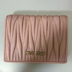 美品♡miumiu三つ折り財布 マテラッセ ロゴ金具 ピンクベージュ - メルカリ