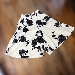 フレイアイデー　花柄 フレアパンツ　ホワイト×ブラックのサムネイル