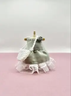 グリーンのフリルドレスとバッグのセット　着せ替え服　シルバニア対応サイズ