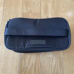 ブラックナイロン化粧ポーチ　shu uemura