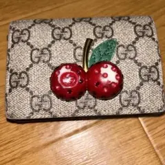 ♡ストーン完備♡極美品♡グッチ 折り財布 さくらんぼ GG柄 シマレザー ピンク 楽天市場】GUCCI グッチ さくらんぼファスナー小銭入れ2つ折り