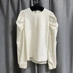 yori ホワイト タックショルダーブラウス