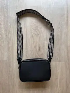 ブラックショルダーバッグ 編み込みストラップ