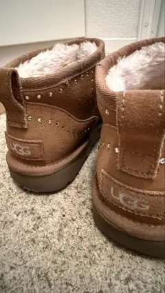 UGG スタッズ付きブラウンムートンブーツ