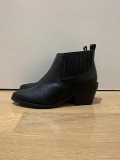 黒のサイドゴアショートブーツ