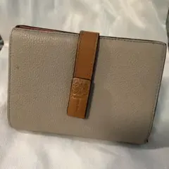 ロエベ　レザーバーティカルウォレット　ミディアム　二つ折り　財布　ベージュのサムネイル