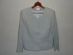 【美品】Aylesburyの優しいデザインのライトグレーの17号レディーススーツ