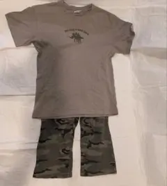 【devirock】デビロック　恐竜プリントTシャツと迷彩パンツセット140cm