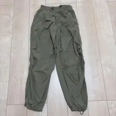 値下げ　ユニクロ　パラシュートパンツ　カーキ