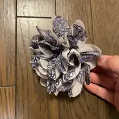 グレーとパープルの花柄コサージュ