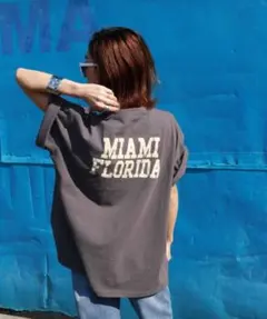 新品同様タグ有★『Holiday』Tシャツ★定価¥4290のサムネイル