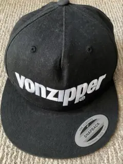 vonzipper ブラック スナップバックキャップ