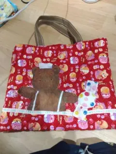 クマのキャラクター付き赤いバッグ レッスンバッグ