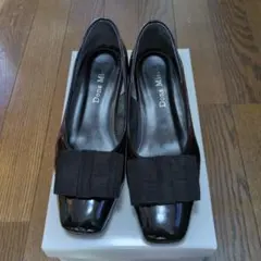 Dona Miss 黒エナメル リボン付きパンプス