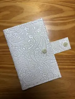 お薬手帳ケース 合皮ペイズリー柄白　マルチケース