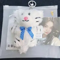ILLIT 1周年記念 キーホルダー イロハ ぬいぐるみ カード付き❢ - メルカリ
