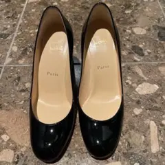 クリスチャンルブタンのエナメルパンプス 黒