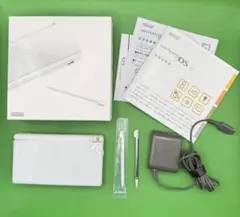 d*3様 Nintendo DS Lite ホワイト　本体と付属品