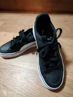 PUMA ブラック ローカットスニーカー