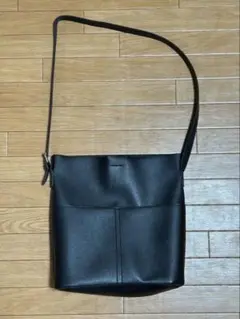 ブラックレザーA4ショルダーバッグ