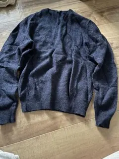 UNIQLO 毛　100パーセント　ネイビーニット　Ｖネック