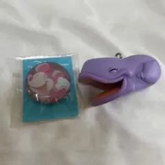 ディズニー　キーホルダー　チャーム　缶バッジ　2点セット