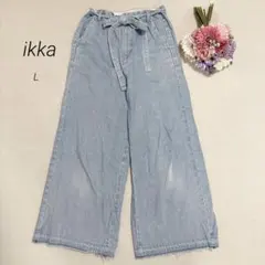 【イッカ】ワイドデニムパンツ　ウエストリボン付き　フリンジ加工　ライトブルー　L