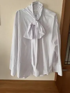 H&M リボン付き白長袖シャツ