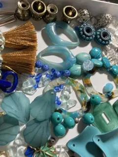ビーズとアクセサリー素材セット　まとめ売り　青系　ヴィンテージ含む