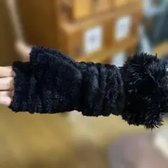 黒いファーアームカバー