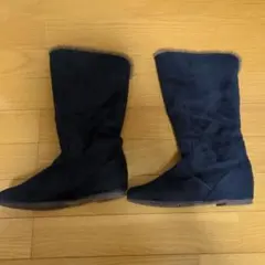 ネイビーのモコモコブーツ
